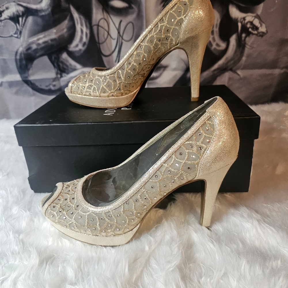 Classy Gold Metallic Heels size 8